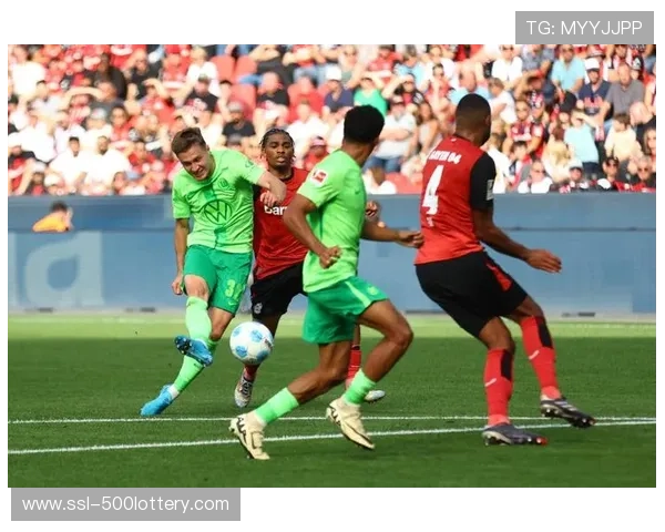 沃尔夫斯堡球迷风雪中坚守，主场横幅呼吁球队重振尊严